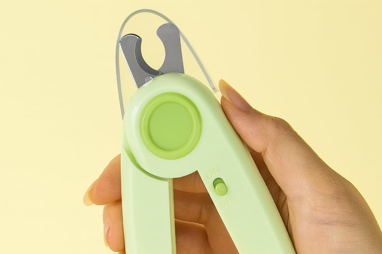 Coupe ongle chat doigt