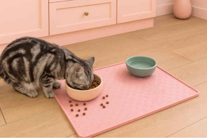 Tapis antidérapant pour chat cuisine rose