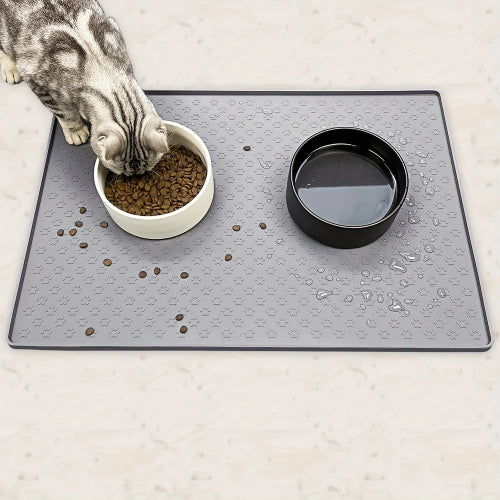 Tapis antidérapant pour chat fond blanc